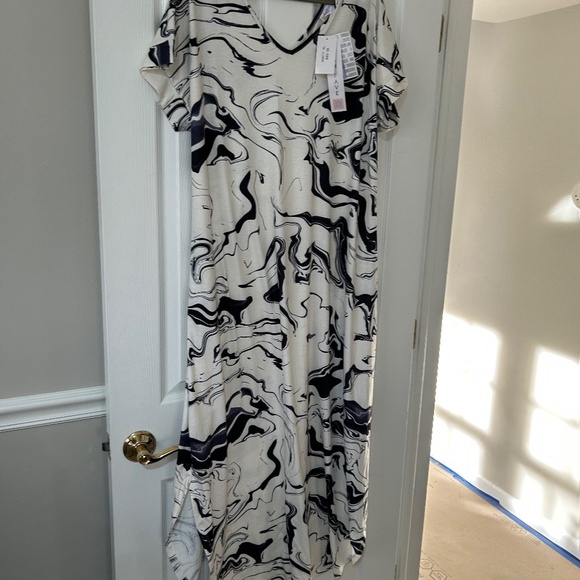 LuLaRoe Macy dresses, NWT, XL, Burgundy floral and Black/white marble - Picture 6 of 16